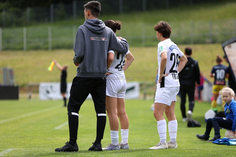 First Vienna - Sturm Damen
OEFB Frauen Bundesliga, 24. Runde, First Vienna FC 1894 - SK Sturm Graz Damen, Naturarena Hohe Warte Wien, 17.05.2025. 

Foto zeigt Tode Djakovic (Cheftrainer Sturm Damen), Marie Spiess (Sturm Damen) und Leonie Christin Tragl (Sturm Damen)
