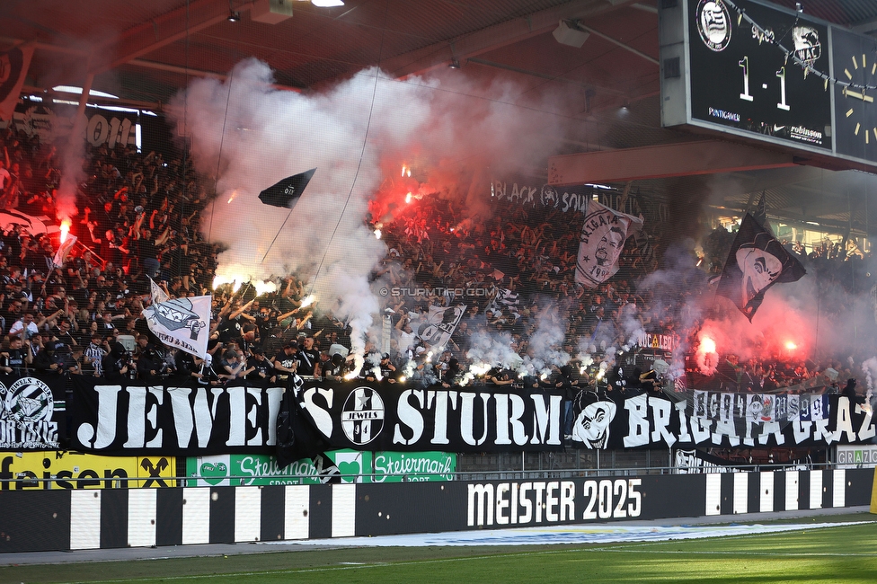 Sturm Graz - WAC
Oesterreichische Fussball Bundesliga, 32. Runde, SK Sturm Graz - Wolfsberger AC, Stadion Liebenau Graz, 24.05.2025. 

Foto zeigt Fans von Sturm mit Pyrotechnik
