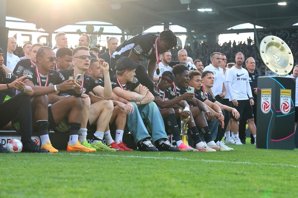 Sturm Graz - Wolfsberg
Oesterreichische Fussball Bundesliga, 32. Runde, SK Sturm Graz - Wolfsberger AC, Stadion Liebenau Graz, 24.05.2025. 

Foto zeigt die Mannschaft von Sturm mit dem Meisterteller
