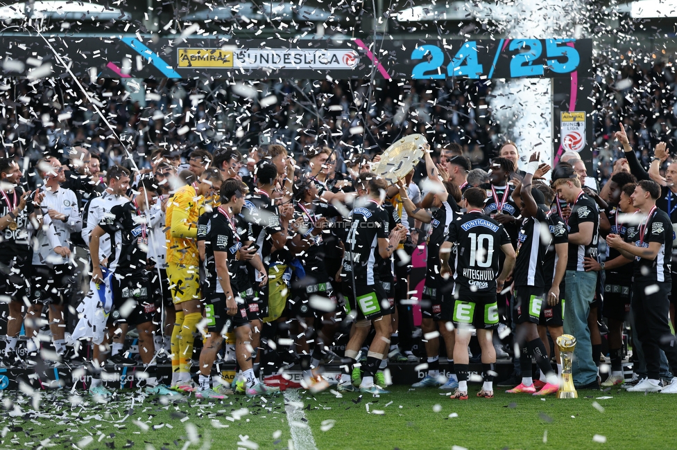 Sturm Graz - Wolfsberg
Oesterreichische Fussball Bundesliga, 32. Runde, SK Sturm Graz - Wolfsberger AC, Stadion Liebenau Graz, 24.05.2025. 

Foto zeigt die Mannschaft von Sturm mit dem Meisterteller
