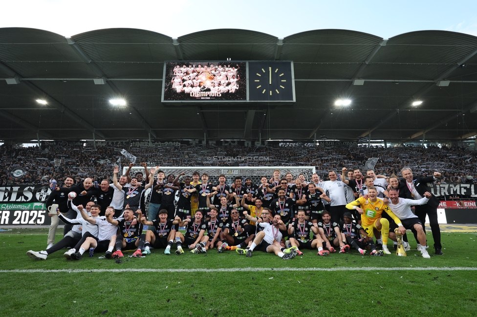 Sturm Graz - Wolfsberg
Oesterreichische Fussball Bundesliga, 32. Runde, SK Sturm Graz - Wolfsberger AC, Stadion Liebenau Graz, 24.05.2025. 

Foto zeigt die Mannschaft von Sturm mit dem Meisterteller

