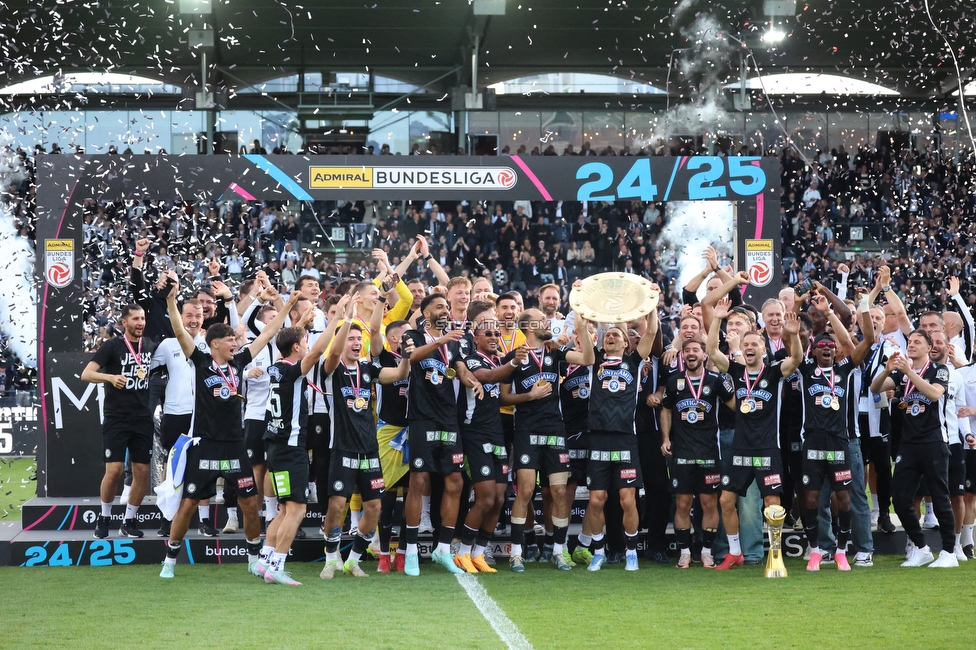 Sturm Graz - Wolfsberg
Oesterreichische Fussball Bundesliga, 32. Runde, SK Sturm Graz - Wolfsberger AC, Stadion Liebenau Graz, 24.05.2025. 

Foto zeigt die Mannschaft von Sturm mit dem Meisterteller
