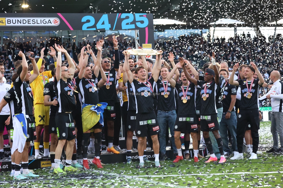 Sturm Graz - Wolfsberg
Oesterreichische Fussball Bundesliga, 32. Runde, SK Sturm Graz - Wolfsberger AC, Stadion Liebenau Graz, 24.05.2025. 

Foto zeigt die Mannschaft von Sturm mit dem Meisterteller
