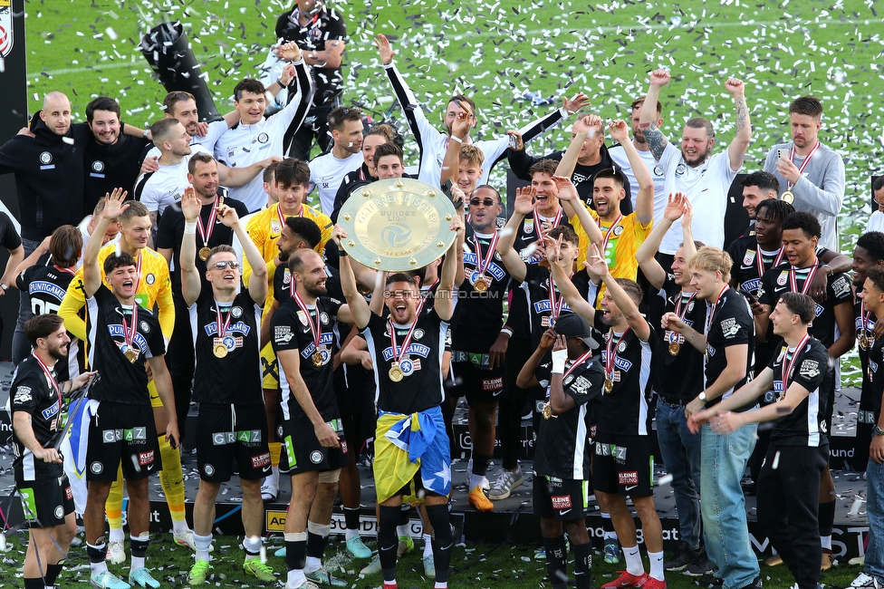 Sturm Graz - Wolfsberg
Oesterreichische Fussball Bundesliga, 32. Runde, SK Sturm Graz - Wolfsberger AC, Stadion Liebenau Graz, 24.05.2025. 

Foto zeigt die Mannschaft von Sturm mit dem Meisterteller
