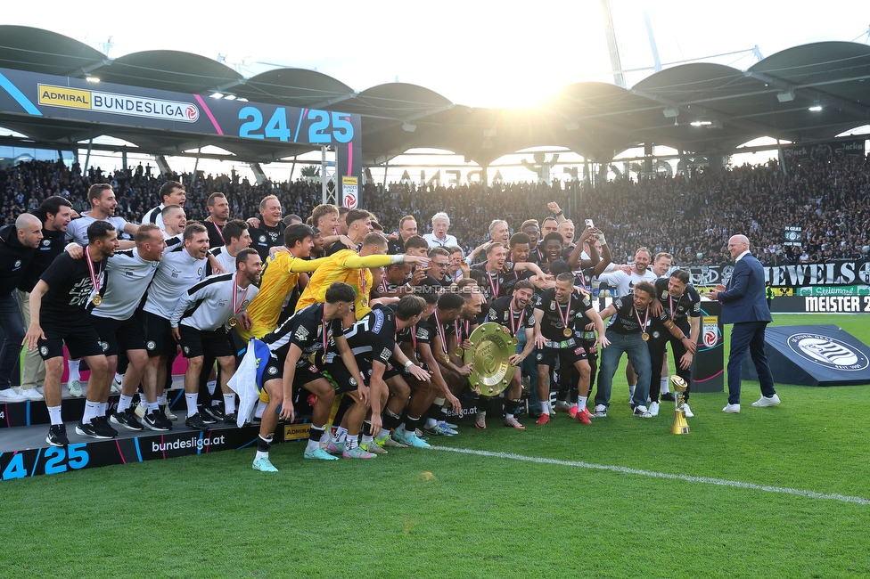 Sturm Graz - Wolfsberg
Oesterreichische Fussball Bundesliga, 32. Runde, SK Sturm Graz - Wolfsberger AC, Stadion Liebenau Graz, 24.05.2025. 

Foto zeigt die Mannschaft von Sturm mit dem Meisterteller

