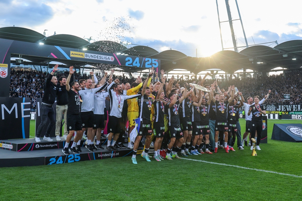 Sturm Graz - Wolfsberg
Oesterreichische Fussball Bundesliga, 32. Runde, SK Sturm Graz - Wolfsberger AC, Stadion Liebenau Graz, 24.05.2025. 

Foto zeigt die Mannschaft von Sturm mit dem Meisterteller
