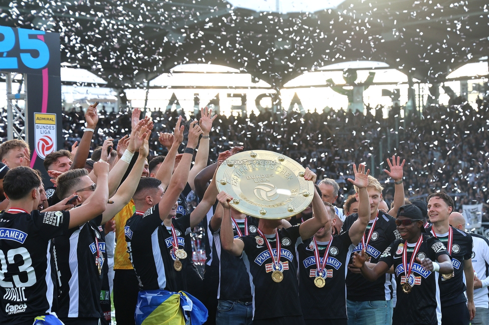 Sturm Graz - Wolfsberg
Oesterreichische Fussball Bundesliga, 32. Runde, SK Sturm Graz - Wolfsberger AC, Stadion Liebenau Graz, 24.05.2025. 

Foto zeigt die Mannschaft von Sturm mit dem Meisterteller
