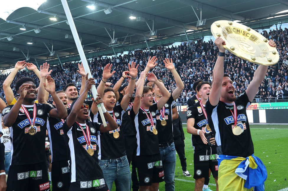 Sturm Graz - Wolfsberg
Oesterreichische Fussball Bundesliga, 32. Runde, SK Sturm Graz - Wolfsberger AC, Stadion Liebenau Graz, 24.05.2025. 

Foto zeigt die Mannschaft von Sturm mit dem Meisterteller
