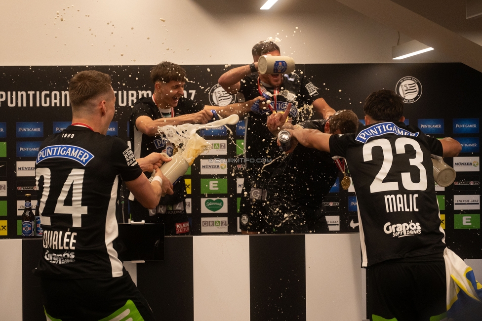 Sturm Graz - Wolfsberg
Oesterreichische Fussball Bundesliga, 32. Runde, SK Sturm Graz - Wolfsberger AC, Stadion Liebenau Graz, 24.05.2025. 

Foto zeigt Dimitri Lavalee (Sturm), Arjan Malic (Sturm) und Juergen Saeumel (Cheftrainer Sturm)

