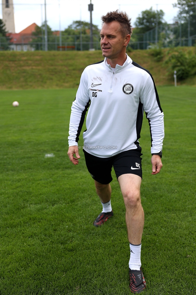 Sturm Damen - GAK 1902
Testspiel, SK Sturm Graz Damen - GAK 1902, Gruabn Graz, 18.05.2025. 

Foto zeigt Daniel Gutschi (Torwart-Trainer Sturm Damen)
