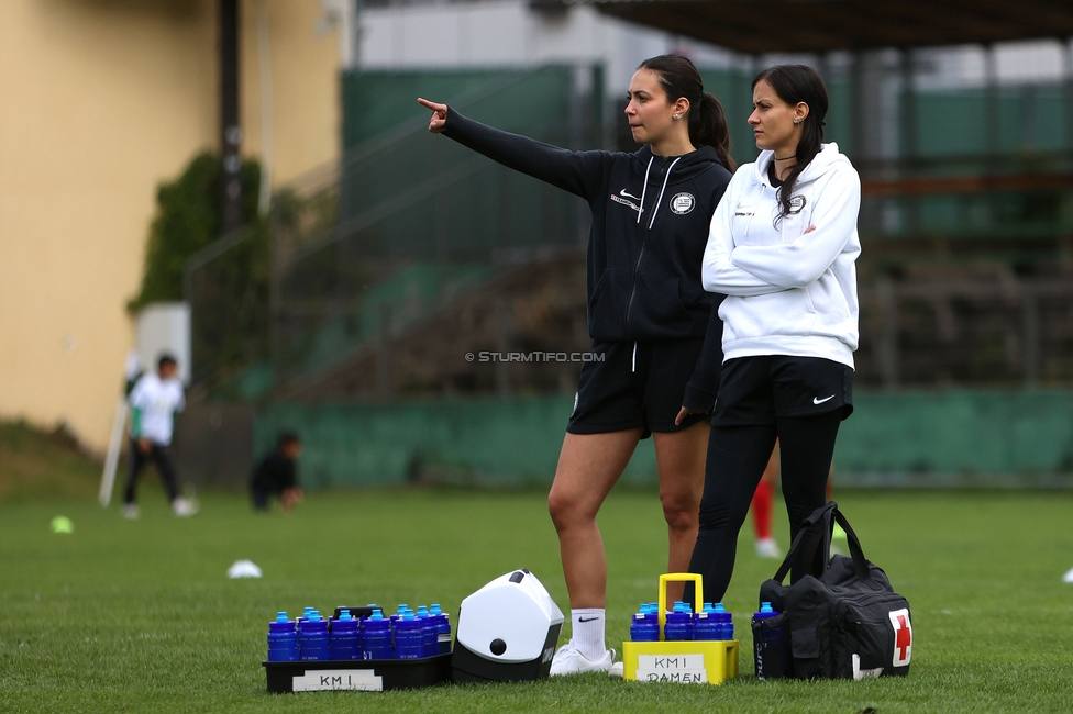Sturm Damen - GAK 1902
Testspiel, SK Sturm Graz Damen - GAK 1902, Gruabn Graz, 18.05.2025. 

Foto zeigt Marie Kohlbacher (Masseurin Sturm Damen) und Verena Zsifkovits (Physiotherapeutin Sturm Graz)
