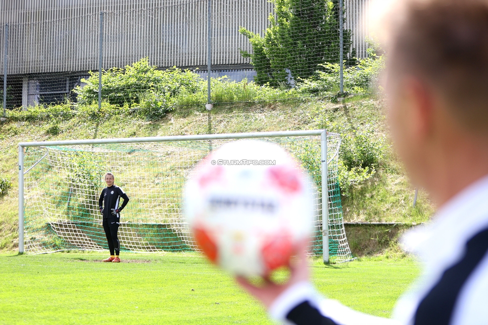 Sturm Damen - GAK 1902
Testspiel, SK Sturm Graz Damen - GAK 1902, Gruabn Graz, 18.05.2025. 

Foto zeigt Vanessa Gritzner (Sturm Damen) und Daniel Gutschi (Torwart-Trainer Sturm Damen)

