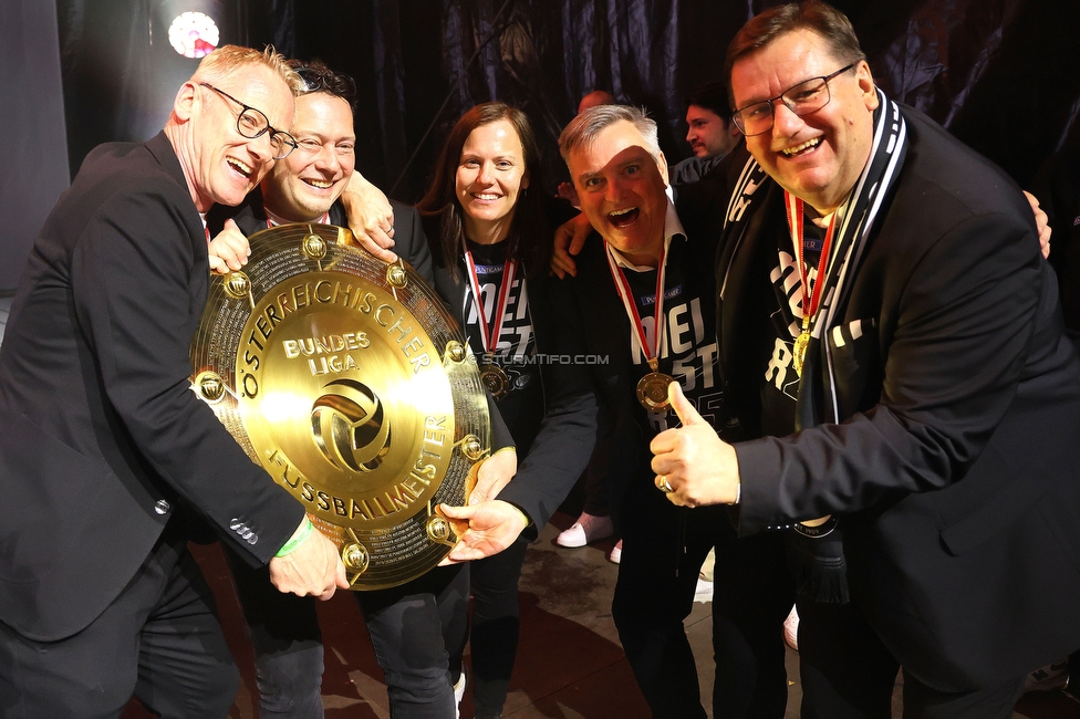 Sturm Graz - Wolfsberg
Oesterreichische Fussball Bundesliga, 32. Runde, SK Sturm Graz - Wolfsberger AC, Stadion Liebenau Graz, 24.05.2025. 

Foto zeigt die Meisterfeier und den Vorstand von Sturm
