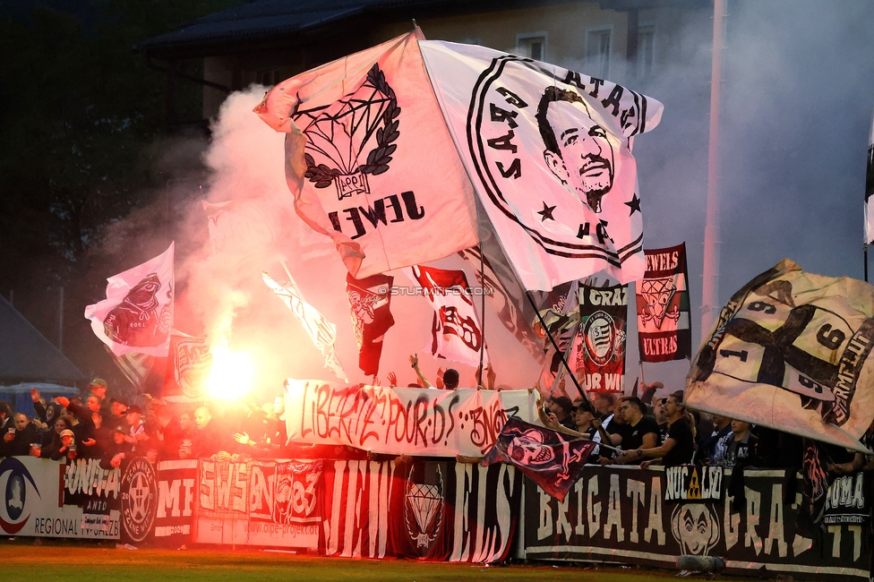SK Bischofshofen - Sturm Graz
OEFB Cup 1. Runde, SK Bischofshofen - SK Sturm Graz, Sportplatz Bischofshofen, 25.07.2025. 

Foto zeigt Fans von Sturm mit einem Spruchband
