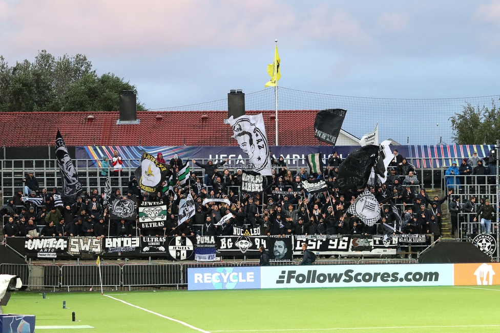 Bodo Glimt - Sturm Graz
UEFA Champions League Play-Offs, Bodo Glimt - SK Sturm Graz, Aspmyra Stadion Bodo, 20.08.2025. 

Foto zeigt Fans von Sturm
