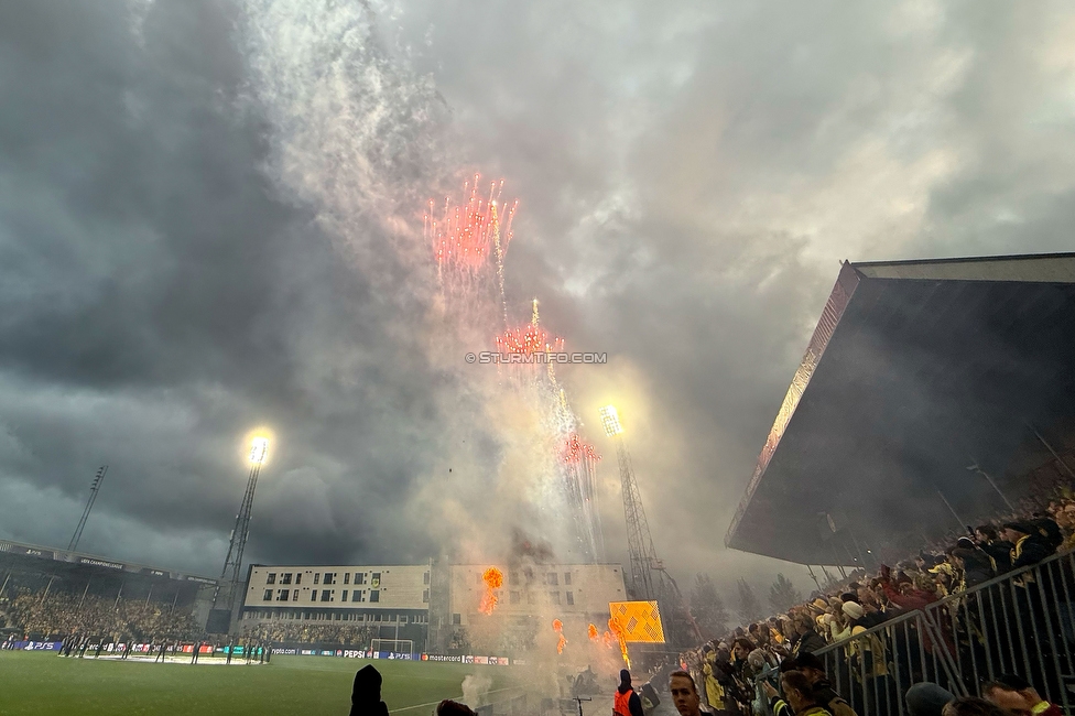 Bodo Glimt - Sturm Graz
UEFA Champions League Play-Offs, Bodo Glimt - SK Sturm Graz, Aspmyra Stadion Bodo, 20.08.2025. 

Foto zeigt ein Feuerwerk
