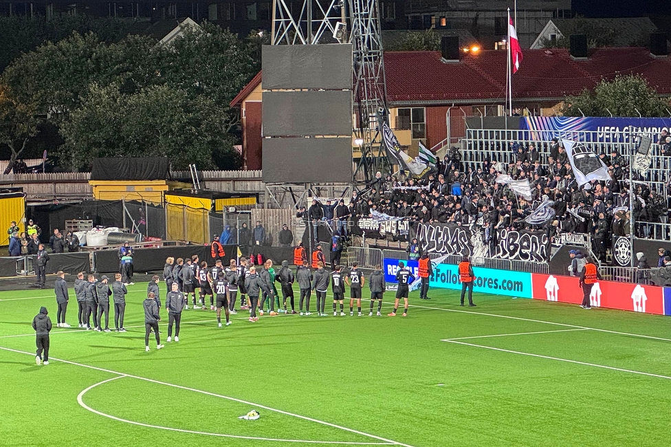 Bodo Glimt - Sturm Graz
UEFA Champions League Play-Offs, Bodo Glimt - SK Sturm Graz, Aspmyra Stadion Bodo, 20.08.2025. 

Foto zeigt die Mannschaft von Sturm und Fans von Sturm
