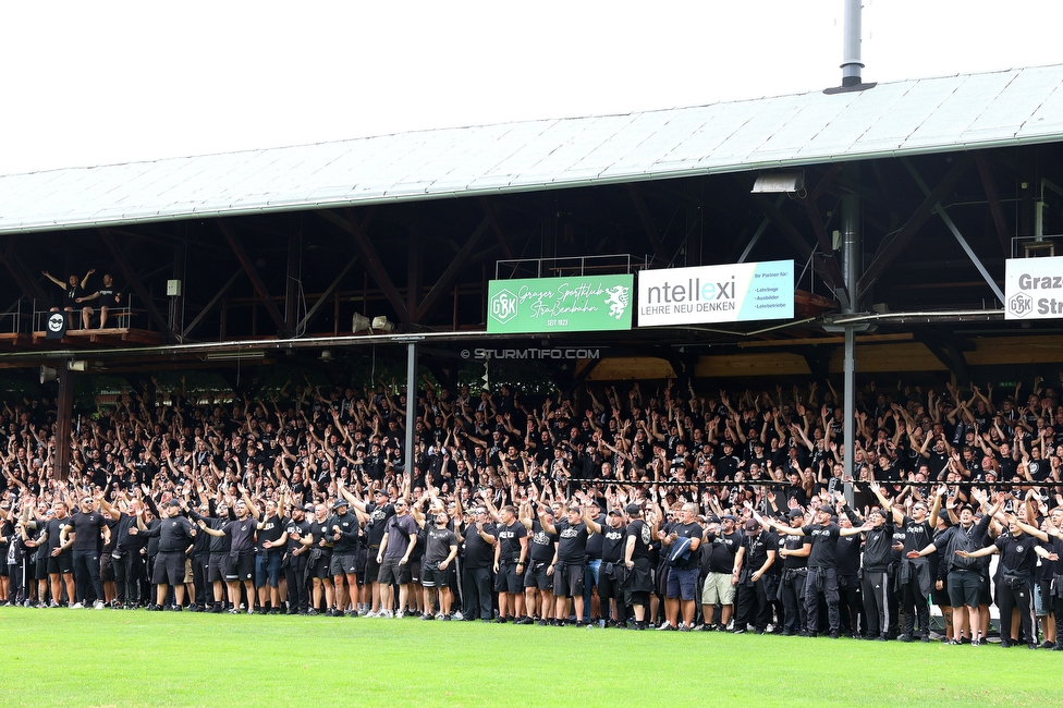 GAK - Sturm Graz
Oesterreichische Fussball Bundesliga, 5. Runde, Grazer AK - SK Sturm Graz, Stadion Liebenau Graz, 30.08.2025. 

Foto zeigt Fans von Sturm in der Gruabn
