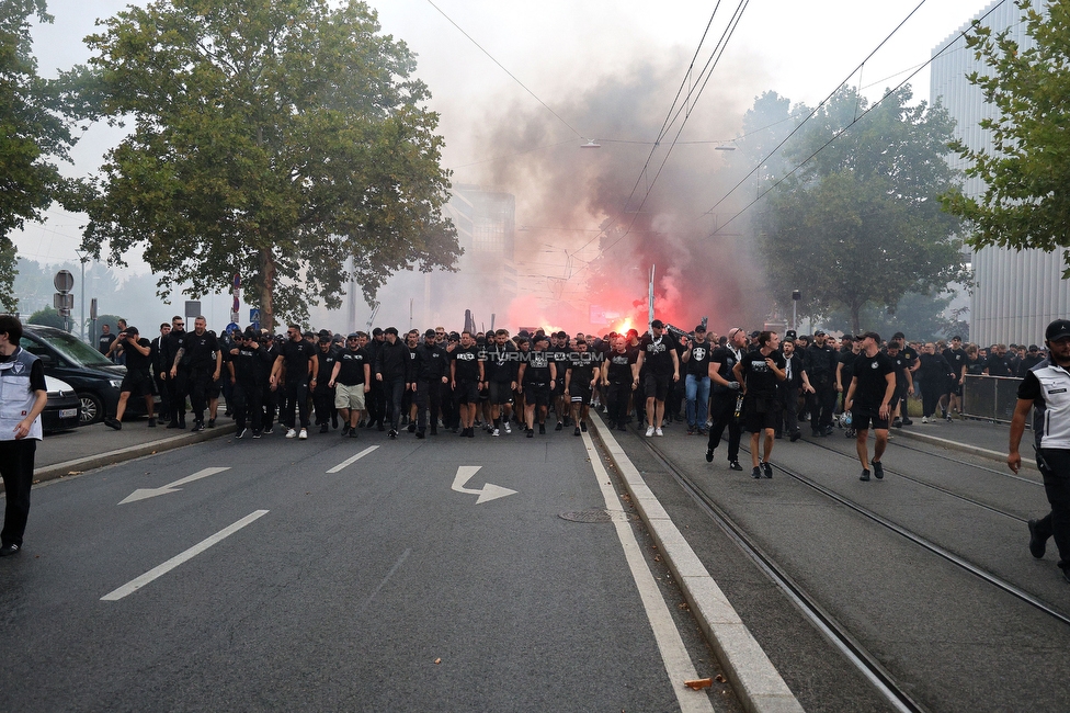 GAK - Sturm Graz
Oesterreichische Fussball Bundesliga, 5. Runde, Grazer AK - SK Sturm Graz, Stadion Liebenau Graz, 30.08.2025. 

Foto zeigt Fans von Sturm beim Corteo
