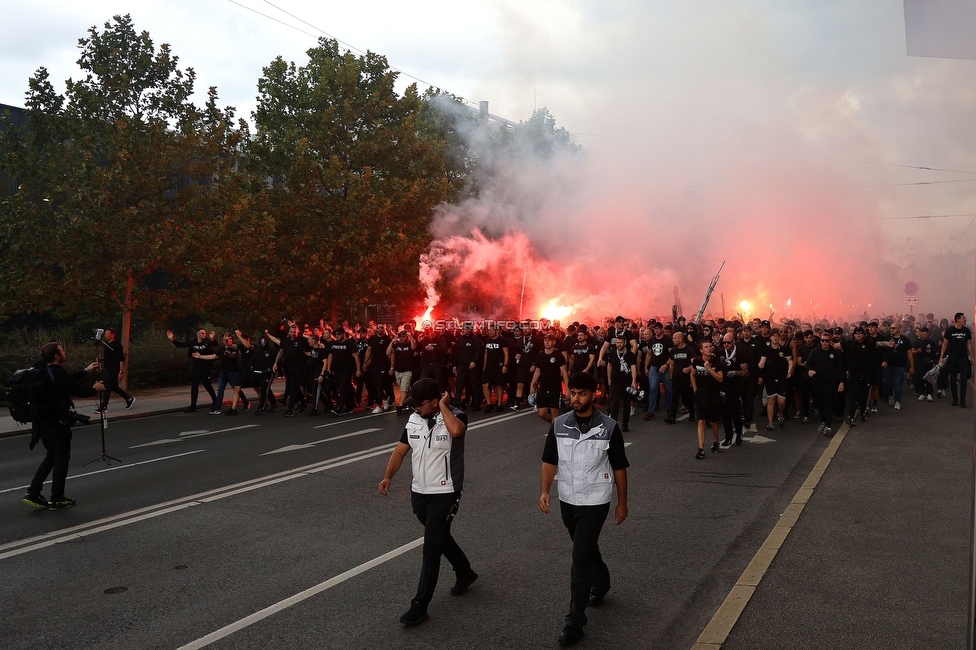 GAK - Sturm Graz
Oesterreichische Fussball Bundesliga, 5. Runde, Grazer AK - SK Sturm Graz, Stadion Liebenau Graz, 30.08.2025. 

Foto zeigt Fans von Sturm beim Corteo
