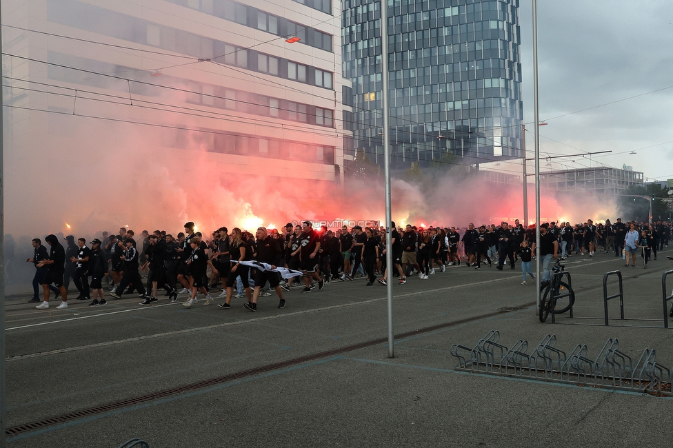 GAK - Sturm Graz
Oesterreichische Fussball Bundesliga, 5. Runde, Grazer AK - SK Sturm Graz, Stadion Liebenau Graz, 30.08.2025. 

Foto zeigt Fans von Sturm beim Corteo
