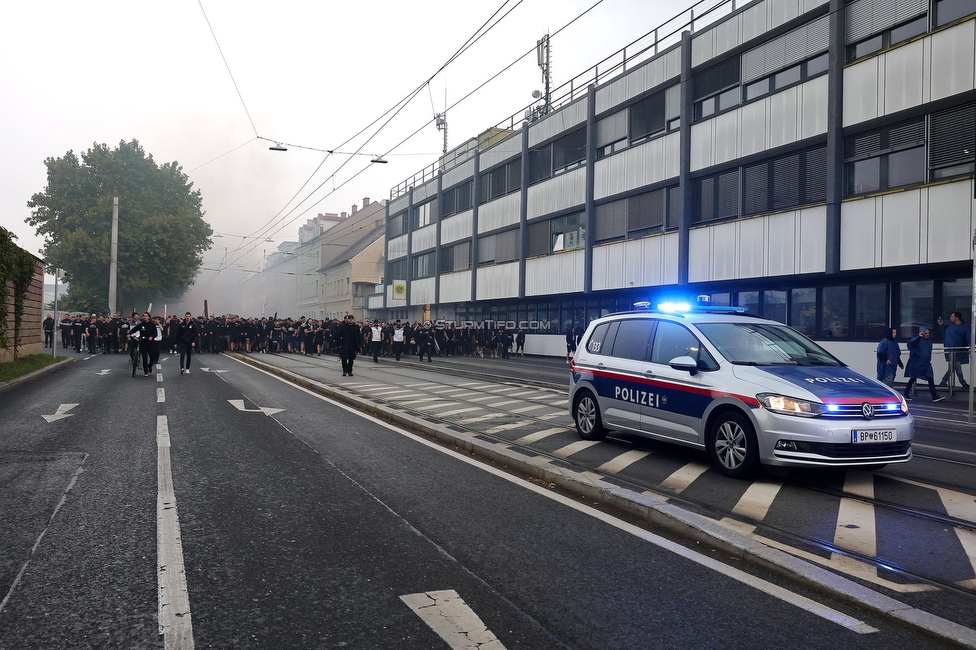 GAK - Sturm Graz
Oesterreichische Fussball Bundesliga, 5. Runde, Grazer AK - SK Sturm Graz, Stadion Liebenau Graz, 30.08.2025. 

Foto zeigt Fans von Sturm beim Corteo und  Polizei
