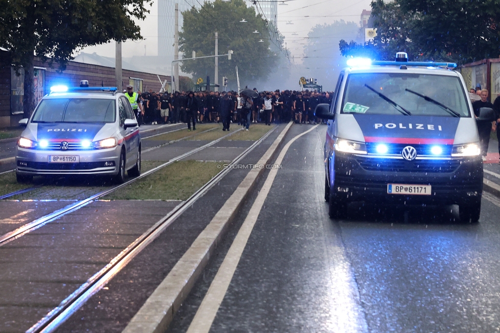 GAK - Sturm Graz
Oesterreichische Fussball Bundesliga, 5. Runde, Grazer AK - SK Sturm Graz, Stadion Liebenau Graz, 30.08.2025. 

Foto zeigt Fans von Sturm beim Corteo und  Polizei
