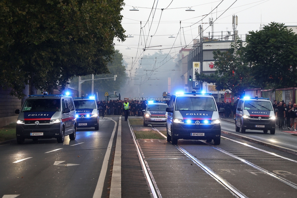 GAK - Sturm Graz
Oesterreichische Fussball Bundesliga, 5. Runde, Grazer AK - SK Sturm Graz, Stadion Liebenau Graz, 30.08.2025. 

Foto zeigt Fans von Sturm beim Corteo und Polizei
