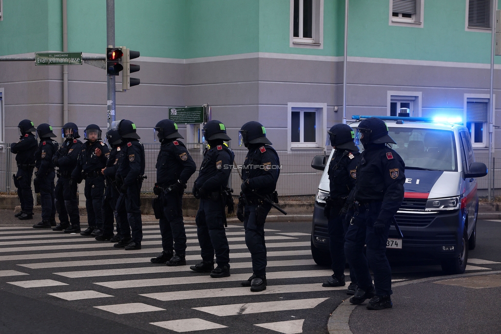 GAK - Sturm Graz
Oesterreichische Fussball Bundesliga, 5. Runde, Grazer AK - SK Sturm Graz, Stadion Liebenau Graz, 30.08.2025. 

Foto zeigt Polizei
