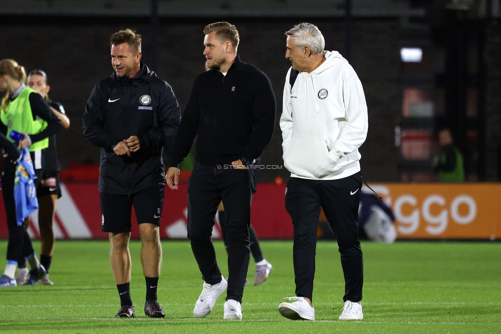 Ajax Frouwen - Sturm Damen
UEFA Women's Europa Cup, 1. Runde, Ajax Amsterdam - SK Sturm Graz Damen, Sportpark De Toekomst Amsterdam, 11.09.2025.

Foto zeigt Daniel Gutschi (Torwart-Trainer Sturm Damen), Michael Erlitz (Sportdirektor Sturm Damen) und Helmut Degen (Organisatorischer Leiter Sturm Damen)
