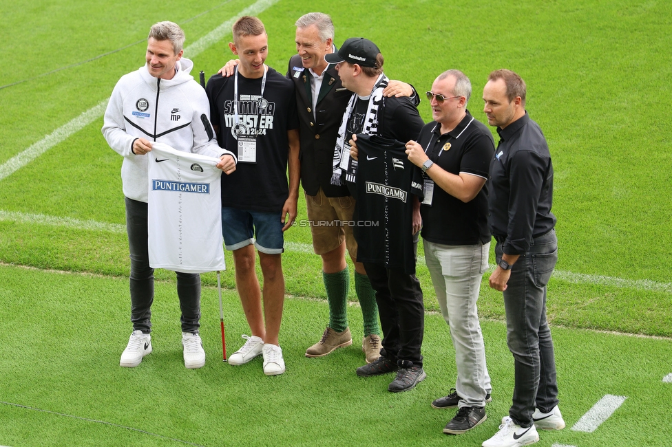 Sturm Graz - Austria Wien
Oesterreichische Fussball Bundesliga, 5. Runde, SK Sturm Graz - FK Austria Wien, Stadion Liebenau Graz, 14.09.2025. 

Foto zeigt Christian Jauk (Praesident Sturm), Michael Parensen (Geschaeftsfuehrer Sport Sturm), Thomas Tebbich (wirtsch. Geschaeftsfuehrer Sturm) bei der Prasentation des Europa League Trikots mit Vertretern des Blindenverbands
