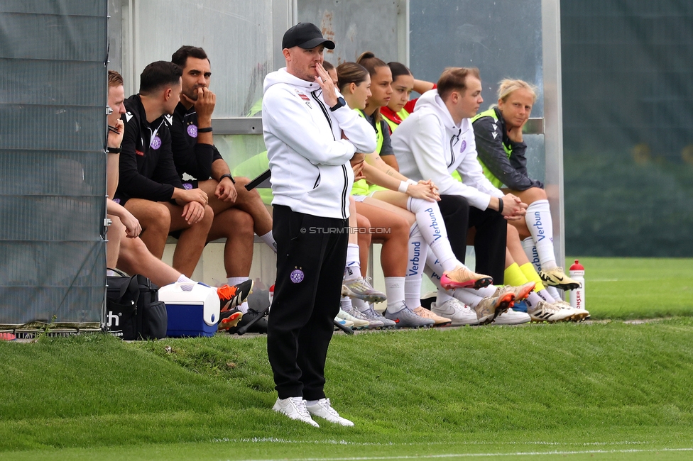 Sturm Damen - Austria Wien
OEFB Frauen Bundesliga, 5. Runde, SK Sturm Graz Damen - FK Austria Wien, Trainingszentrum Messendorf, 14.09.2025. 

Foto zeigt den Trainer von Austria Wien
