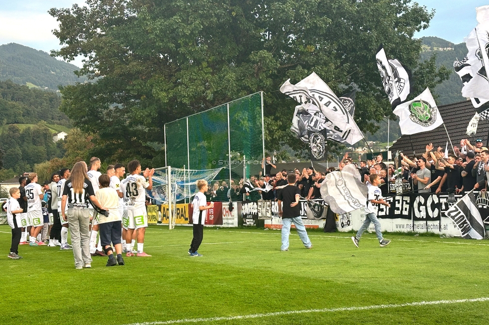 Roethis - Sturm Graz
OEFB Cup, 2. Runde, SC Roethis - SK Sturm Graz, Stadion an der Ratz Roethis, 17.09.2025. 

Foto zeigt die Mannschaft von Sturm und Fans von Sturm
