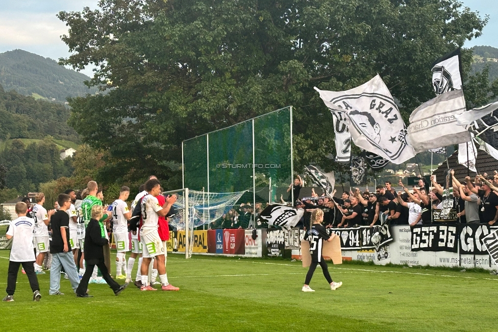 Roethis - Sturm Graz
OEFB Cup, 2. Runde, SC Roethis - SK Sturm Graz, Stadion an der Ratz Roethis, 17.09.2025. 

Foto zeigt die Mannschaft von Sturm und Fans von Sturm
