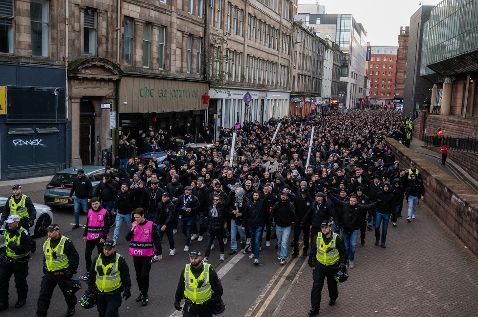 Celtic Glasgow - Sturm Graz
UEFA Europa League Gruppenphase 3. Spieltag, Celtic Glasgow - SK Sturm Graz, Celtic Park Glasgow, 23.10.2025. 

Foto zeigt Fans von Sturm beim Corteo
