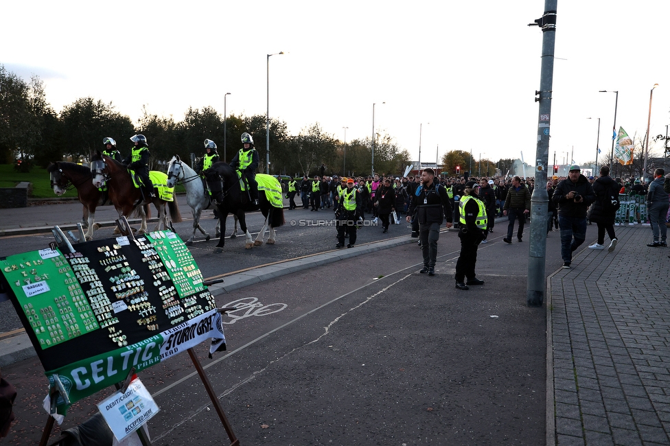 Celtic Glasgow - Sturm Graz
UEFA Europa League Gruppenphase 3. Spieltag, Celtic Glasgow - SK Sturm Graz, Celtic Park Glasgow, 23.10.2025. 

Foto zeigt Fans von Sturm beim Corteo
