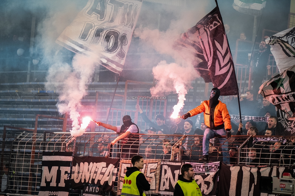 Admira - Sturm Graz
OEFB Cup Achtelfinale, Admira Wacker - SK Sturm Graz, Stadion Suedstadt Maria Enzersdorf, 29.10.2025. 

Foto zeigt Fans von Sturm mit Pyrotechnik
