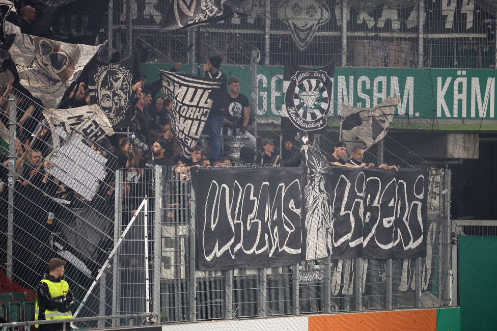 Rapid Wien - Sturm Graz
Oesterreichische Fussball Bundesliga, 12. Runde, SK Rapid Wien - SK Sturm Graz, Weststadion Wien, 02.11.2025. 

Foto zeigt Fans von Sturm mit einem Spruchband
Schlüsselwörter: repression