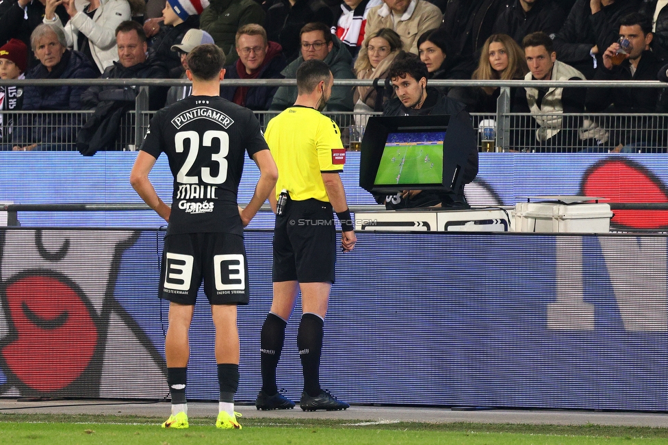 Sturm Graz - RB Salzburg
Oesterreichische Fussball Bundesliga, 13. Runde, SK Sturm Graz - FC RB Salzburg, Stadion Liebenau Graz, 09.11.2025. 

Foto zeigt Arjan Malic (Sturm) und Schiedsrichter Stefan Ebner beim VAR

