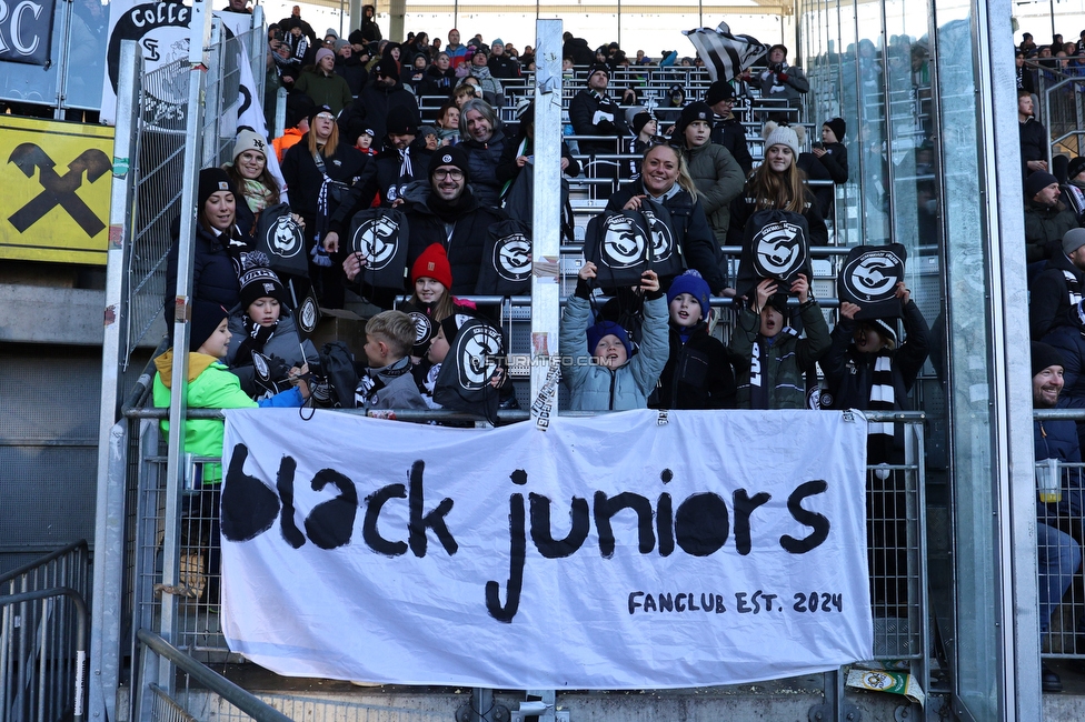 Sturm Graz - LASK
Oesterreichische Fussball Bundesliga, 14. Runde, SK Sturm Graz - LASK, Stadion Liebenau Graz, 23.11.2025. 

Foto zeigt die Uebergabe von Schwoaze Helfen Turnsackerl an junge Fans von Sturm
