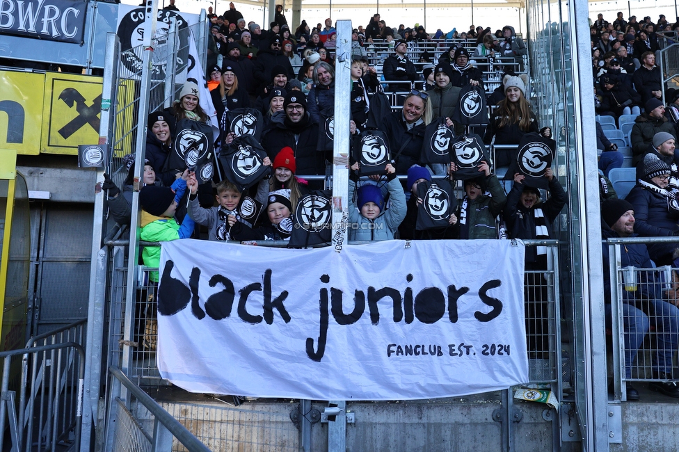 Sturm Graz - LASK
Oesterreichische Fussball Bundesliga, 14. Runde, SK Sturm Graz - LASK, Stadion Liebenau Graz, 23.11.2025. 

Foto zeigt die Uebergabe von Schwoaze Helfen Turnsackerl an junge Fans von Sturm
