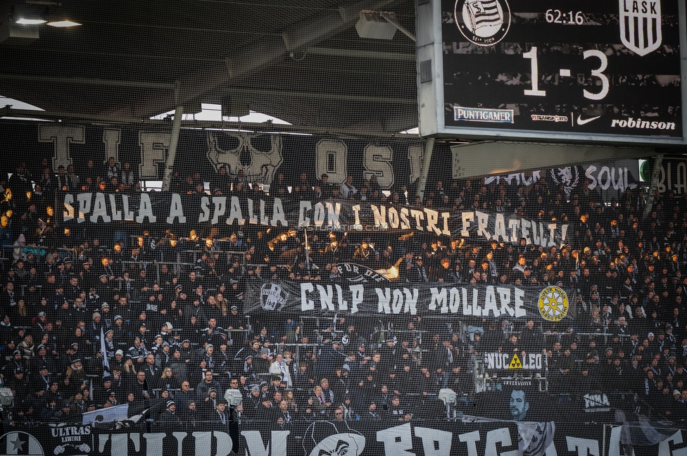 Sturm Graz - LASK
Oesterreichische Fussball Bundesliga, 14. Runde, SK Sturm Graz - LASK, Stadion Liebenau Graz, 23.11.2025. 

Foto zeigt Fans von Sturm mit einem Spruchband
Schlüsselwörter: carrara
