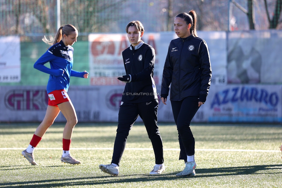 Sturm Damen - Suedburgenland Hartberg
OEFB Frauen Bundesliga, 13. Runde, SK Sturm Graz Damen - SpG Suedburgenland TSV Hartberg, Koralmstadion Deutschlandsberg, 23.11.2025. 

Foto zeigt Pauline Deutsch (Sturm Damen)  und Ruzika Krajinovic (Sturm Damen)
