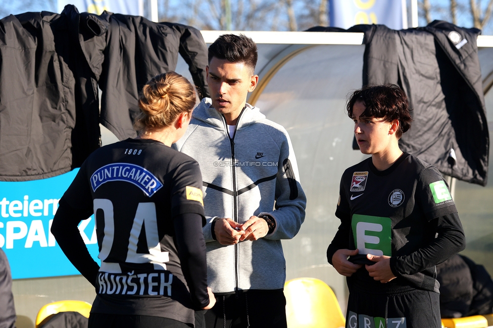 Sturm Damen - Suedburgenland Hartberg
OEFB Frauen Bundesliga, 13. Runde, SK Sturm Graz Damen - SpG Suedburgenland TSV Hartberg, Koralmstadion Deutschlandsberg, 23.11.2025. 

Foto zeigt Maria Kunstek (Sturm Damen), Tode Djakovic (Cheftrainer Sturm Damen) und Leonie Christin Tragl (Sturm Damen)
