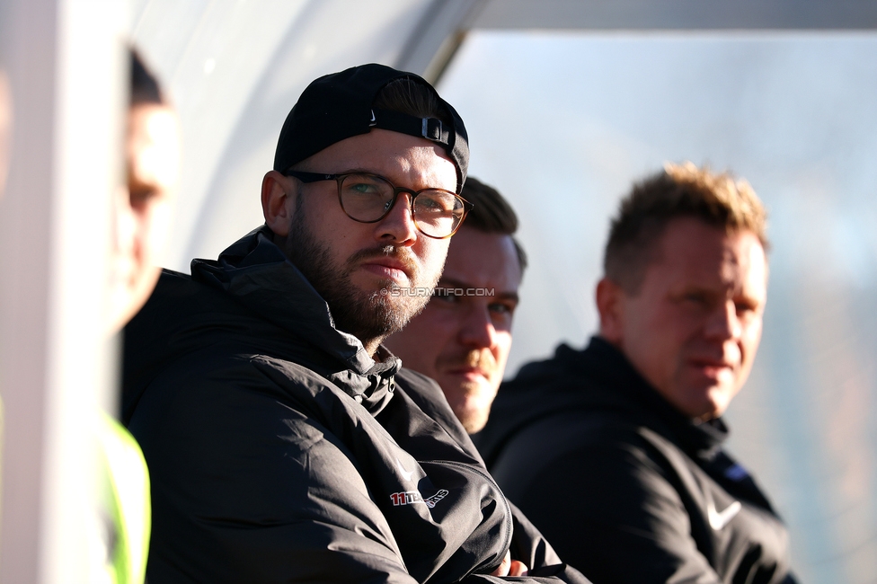 Sturm Damen - Suedburgenland Hartberg
OEFB Frauen Bundesliga, 13. Runde, SK Sturm Graz Damen - SpG Suedburgenland TSV Hartberg, Koralmstadion Deutschlandsberg, 23.11.2025. 

Foto zeigt Jakob Gschwandner (Assistenztrainer Sturm Damen)
