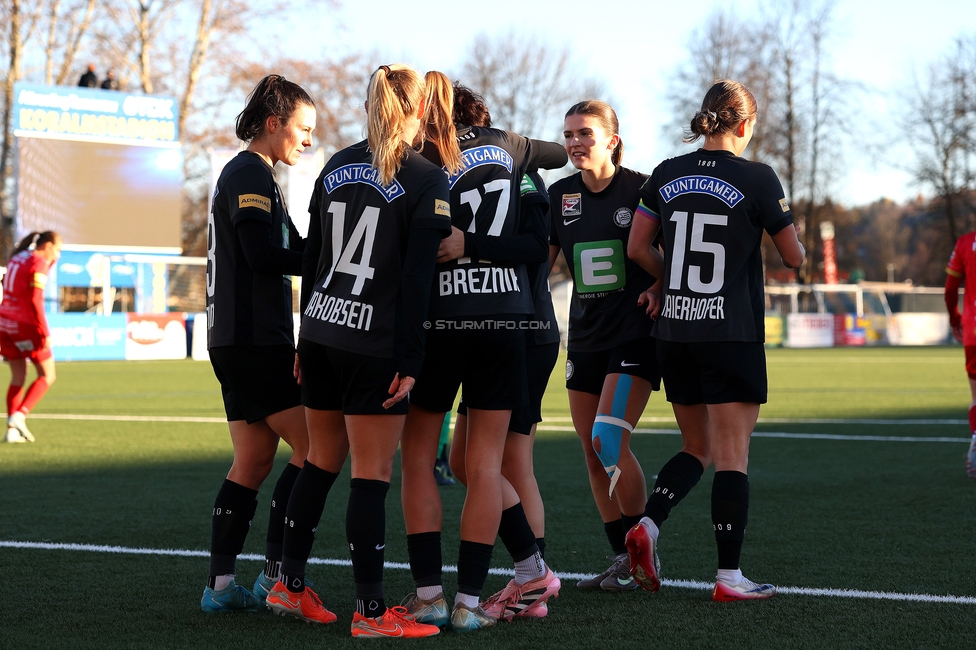 Sturm Damen - Suedburgenland Hartberg
OEFB Frauen Bundesliga, 13. Runde, SK Sturm Graz Damen - SpG Suedburgenland TSV Hartberg, Koralmstadion Deutschlandsberg, 23.11.2025. 

Foto zeigt
