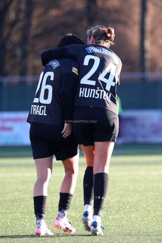 Sturm Damen - Suedburgenland Hartberg
OEFB Frauen Bundesliga, 13. Runde, SK Sturm Graz Damen - SpG Suedburgenland TSV Hartberg, Koralmstadion Deutschlandsberg, 23.11.2025. 

Foto zeigt Leonie Christin Tragl (Sturm Damen) und Maria Kunstek (Sturm Damen)
