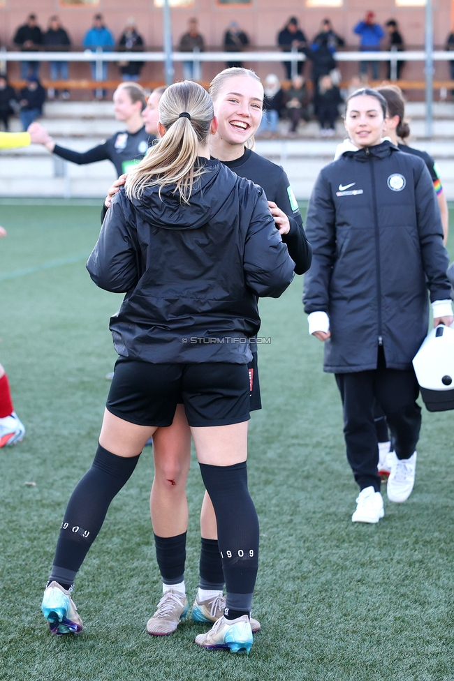 Sturm Damen - Suedburgenland Hartberg
OEFB Frauen Bundesliga, 13. Runde, SK Sturm Graz Damen - SpG Suedburgenland TSV Hartberg, Koralmstadion Deutschlandsberg, 23.11.2025. 

Foto zeigt Anna Wirnsberger (Sturm Damen), Lena Breznik (Sturm Damen) und Marie Kohlbacher (Masseurin Sturm Damen)
