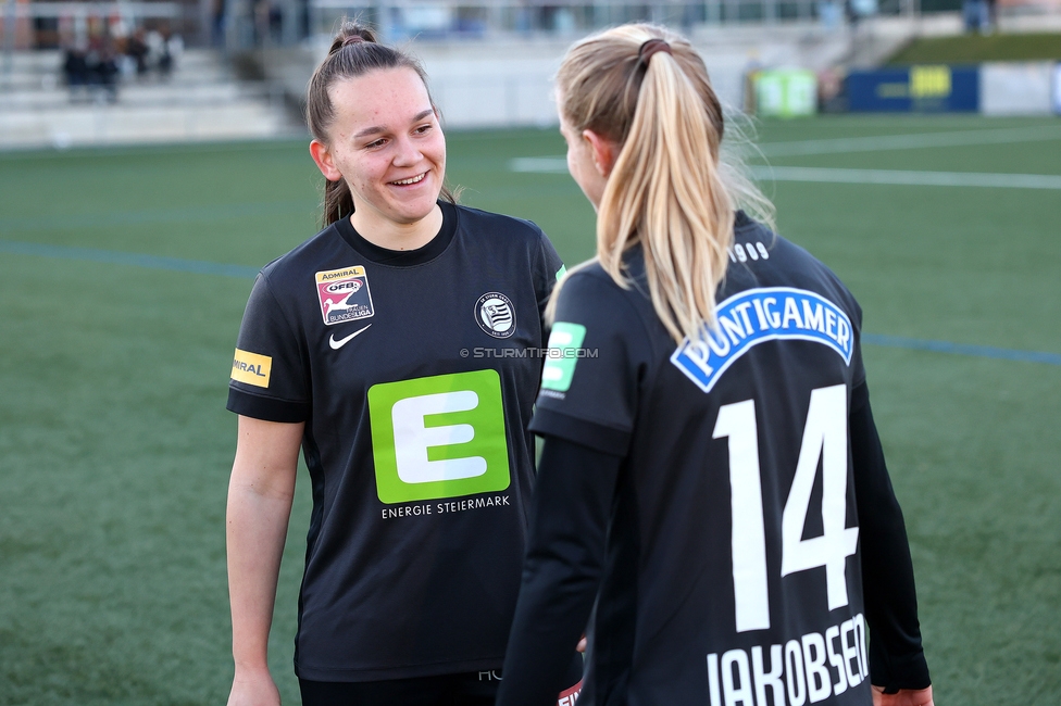 Sturm Damen - Suedburgenland Hartberg
OEFB Frauen Bundesliga, 13. Runde, SK Sturm Graz Damen - SpG Suedburgenland TSV Hartberg, Koralmstadion Deutschlandsberg, 23.11.2025. 

Foto zeigt Julia Keutz (Sturm Damen) und Sandra Jakobsen (Sturm Damen)
