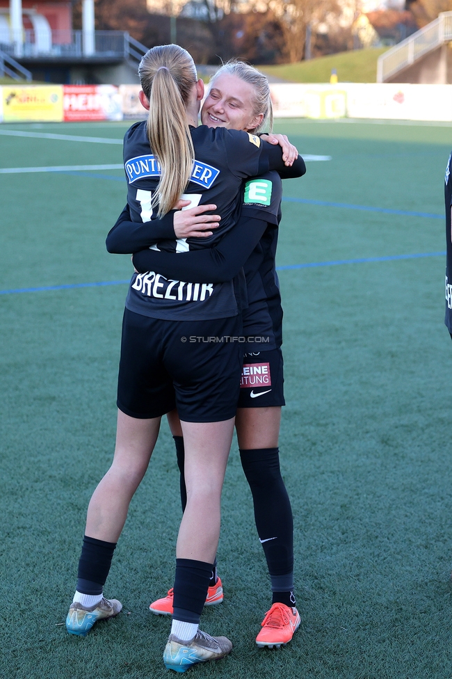 Sturm Damen - Suedburgenland Hartberg
OEFB Frauen Bundesliga, 13. Runde, SK Sturm Graz Damen - SpG Suedburgenland TSV Hartberg, Koralmstadion Deutschlandsberg, 23.11.2025. 

Foto zeigt Lena Breznik (Sturm Damen) und Sandra Jakobsen (Sturm Damen)
